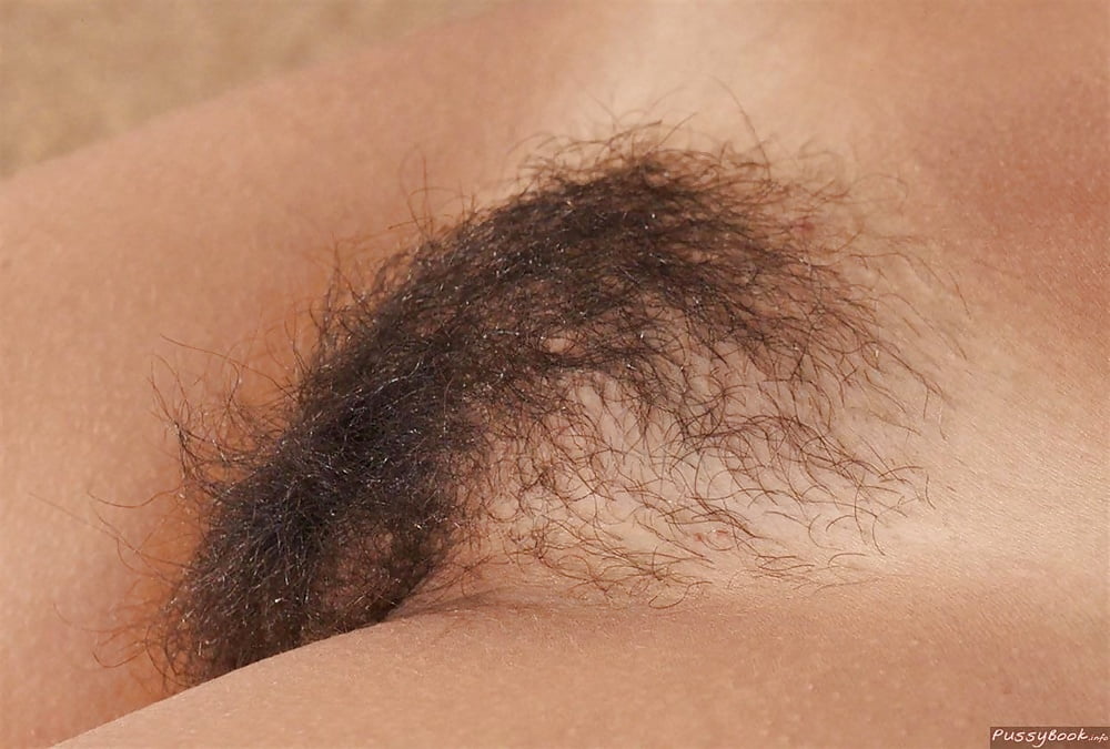 Сексуальная пизда соседки с волосиками на лобке