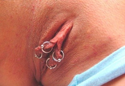 Пирсинг на растянутых половых губах фото