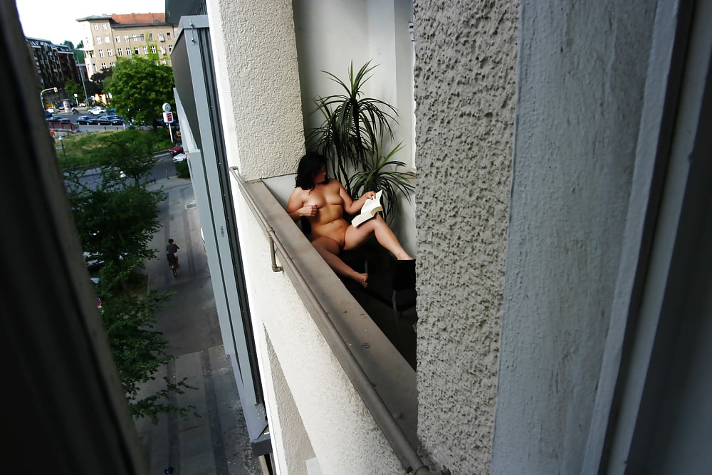 Рыжая девушка проветривает голую киску на балконе порно фото и секс фотографии