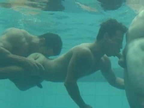 Молодуха в бассейне светит обнаженным телом и отсасывает парню под водой - порно фото
