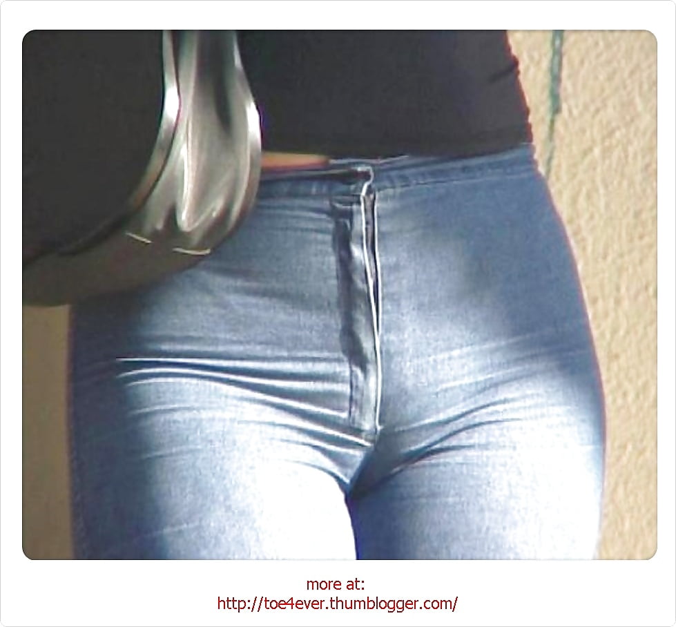 Фигуристая телочка меряет обтягивающие джинсы и позирует перед вебкамерой