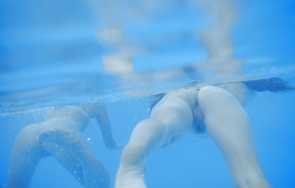 Девушка устроила стриптиз под водой - порно фото