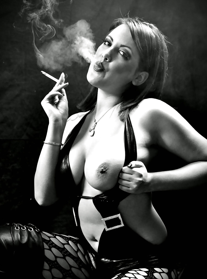 Курящая телка в эротике - 18 фото