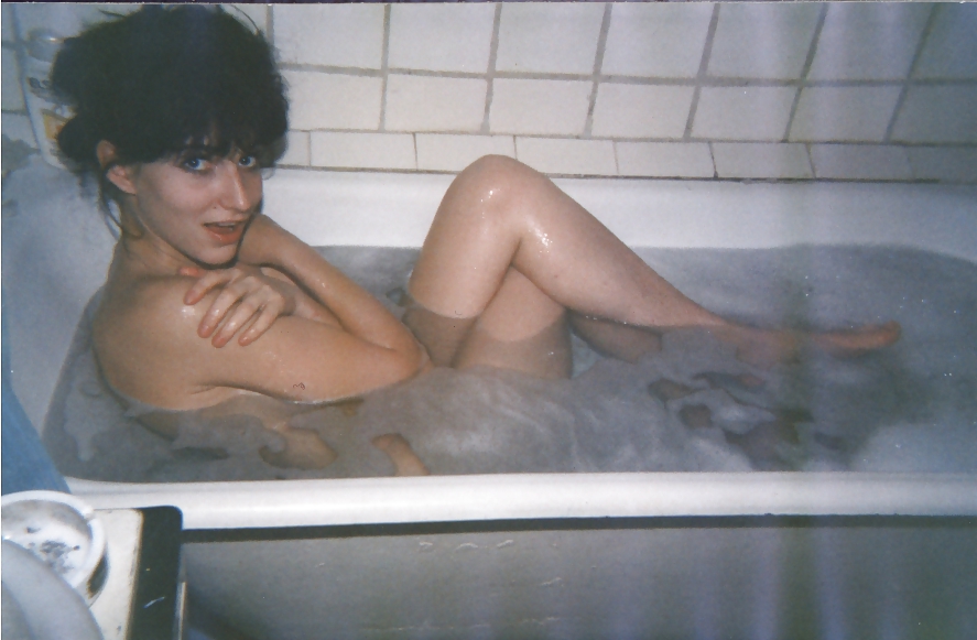 90е фото голых девушек в ванной комнате