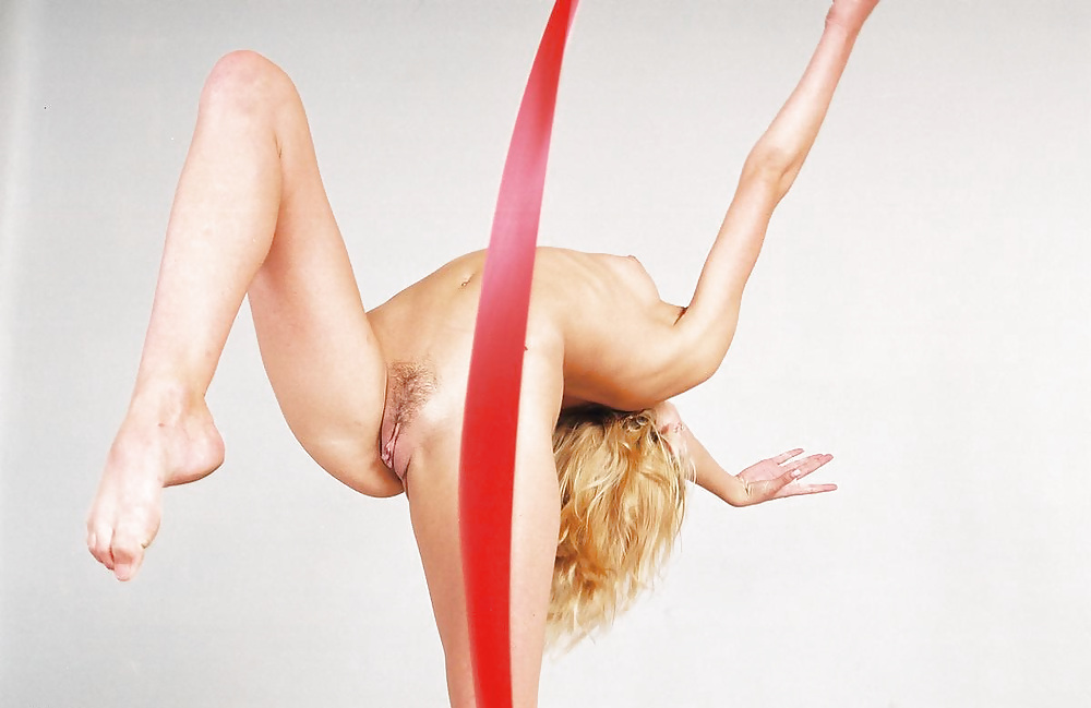 Смелая гимнастка с зачетной жопой и розовой киской порно фото бесплатно