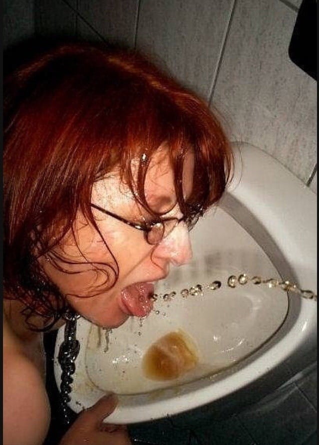 Slut taking piss bath