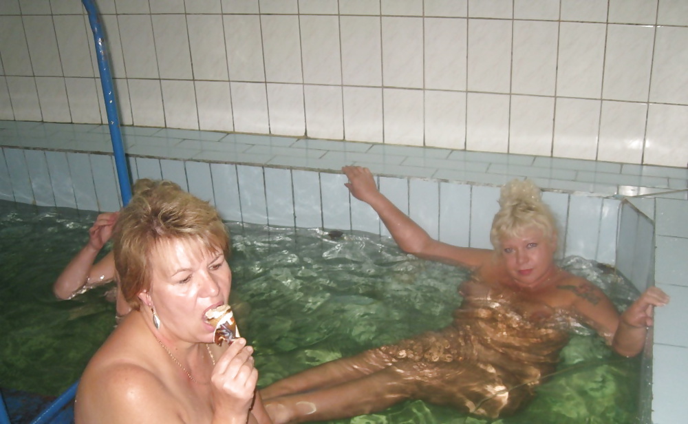 Пьяная баба купается в бассейне голой частное фото