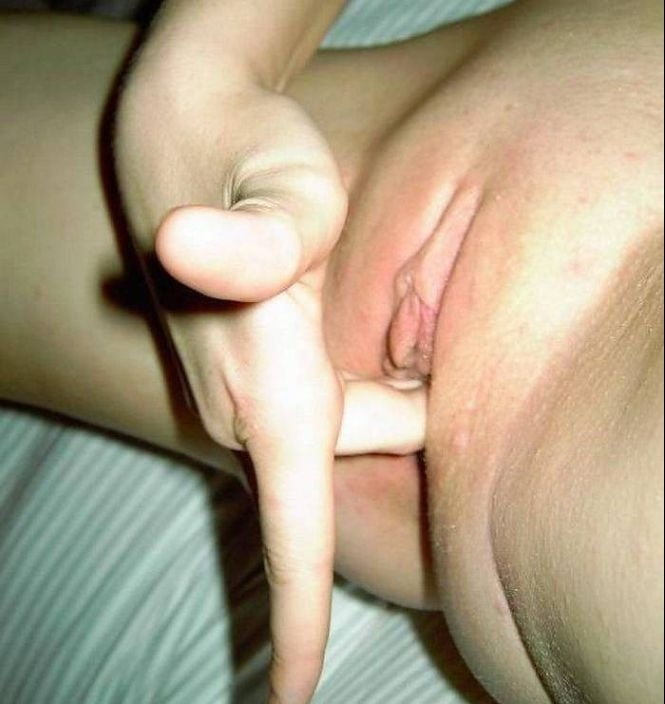 Пальцами дрочит растраханную вагину подруги фото