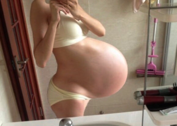 Необычный коктейль голой беременной дамочки 20 фото эротики