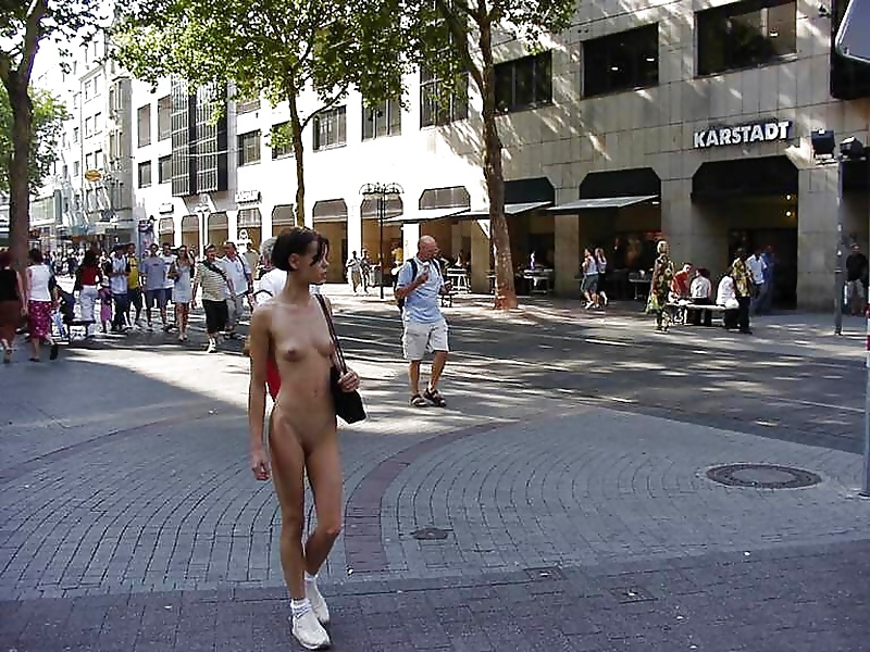 Веселая девка ходит голышом по улицам города