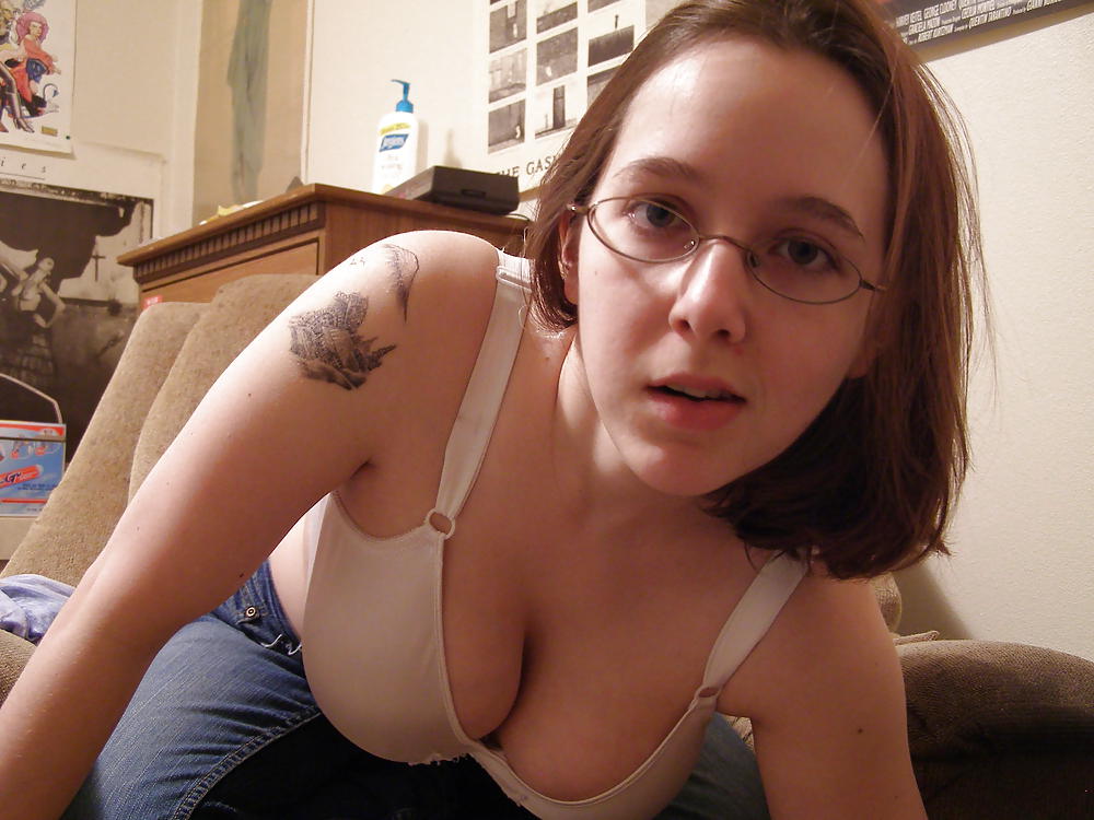 BUSTY TEEN CLIO adult photos