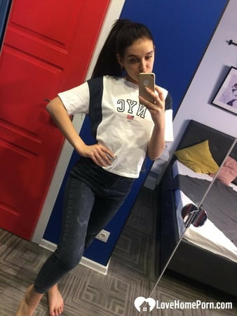 babe plays with her pussy while taking nudes         