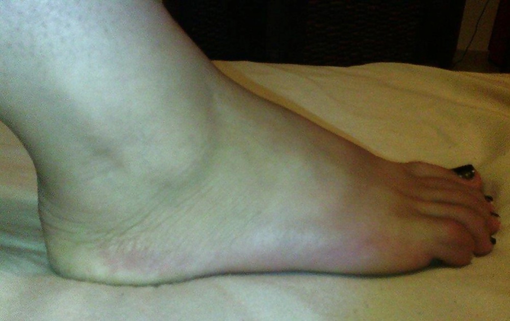 Vivi's sexy feet adult photos