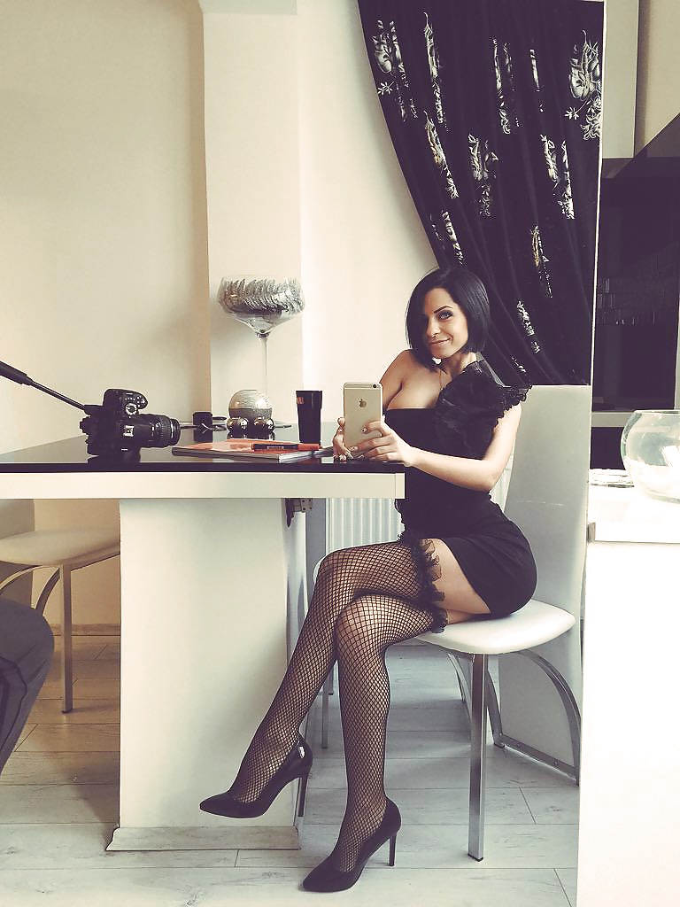 teens & Babes on tight dress adult photos