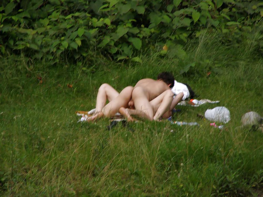 Dans le parc adult photos