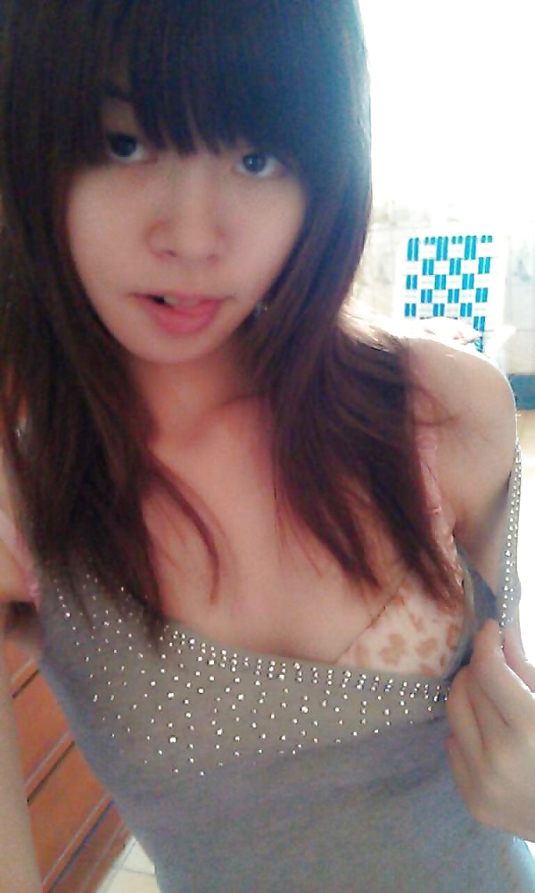 Chinese girl nude at home adult photos