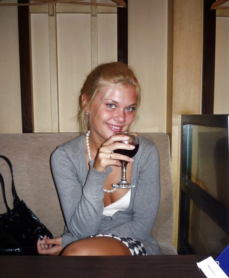 RUSSIAN SUCKING BLONDE adult photos