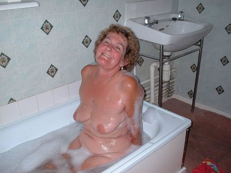 Older and hot 395 (Mom in bath) - 40 Photos 