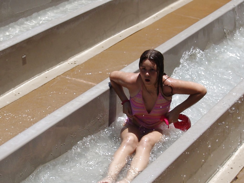 Spiate al parco acquatico adult photos
