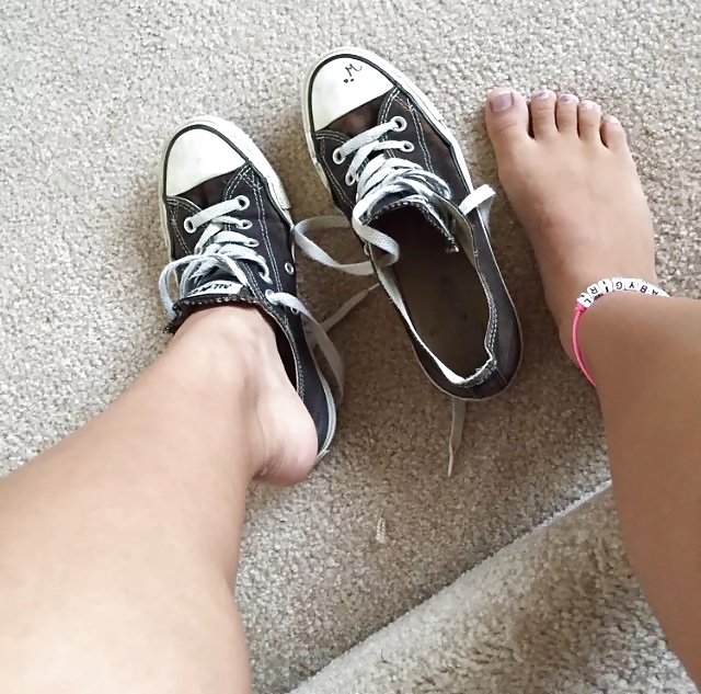Cute Teen shows her feet & converse adult photos
