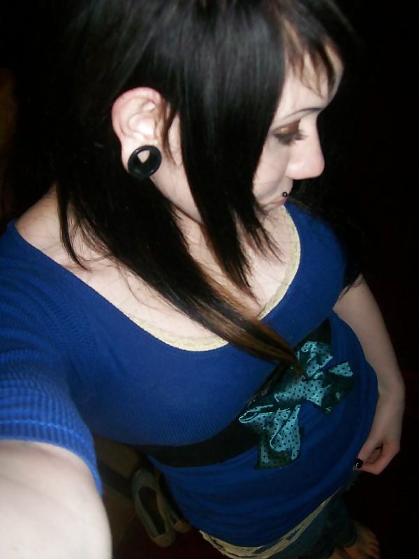 emo and goth sluts (18+) adult photos