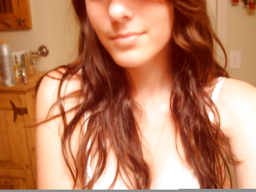 Young & Cute Selfshooter adult photos