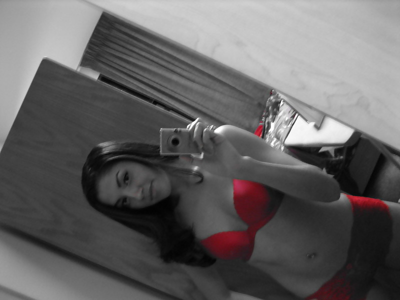 18 Yr Old Brunette With An Amazing Body! adult photos