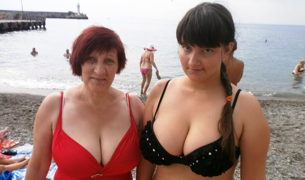 Сочная подруга мамы. Грудастые русские женщины. Мамки в купальниках с большой грудью. Мама с большой грудью в купальнике.