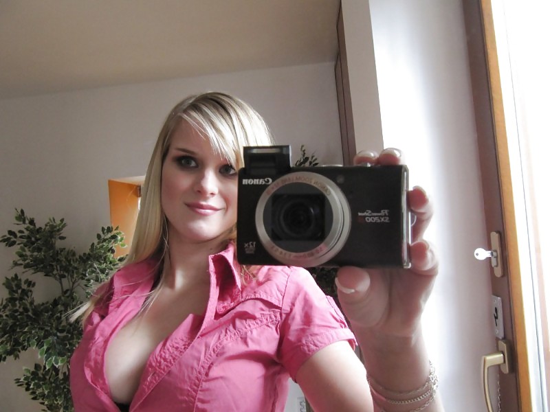 Selfshot blonde hottie adult photos