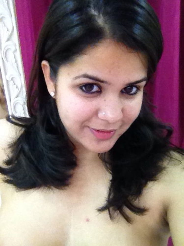 Indian chubby girl showing her small boobs and pussy adult photos