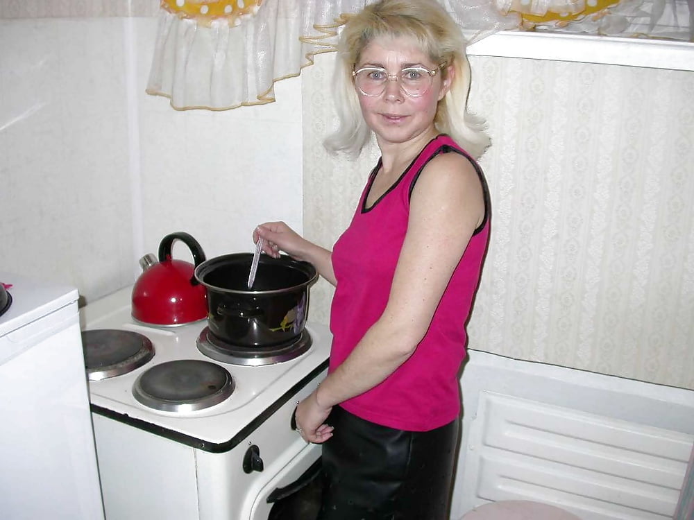 Blonde (?) MILF playing in the kitchen adult photos