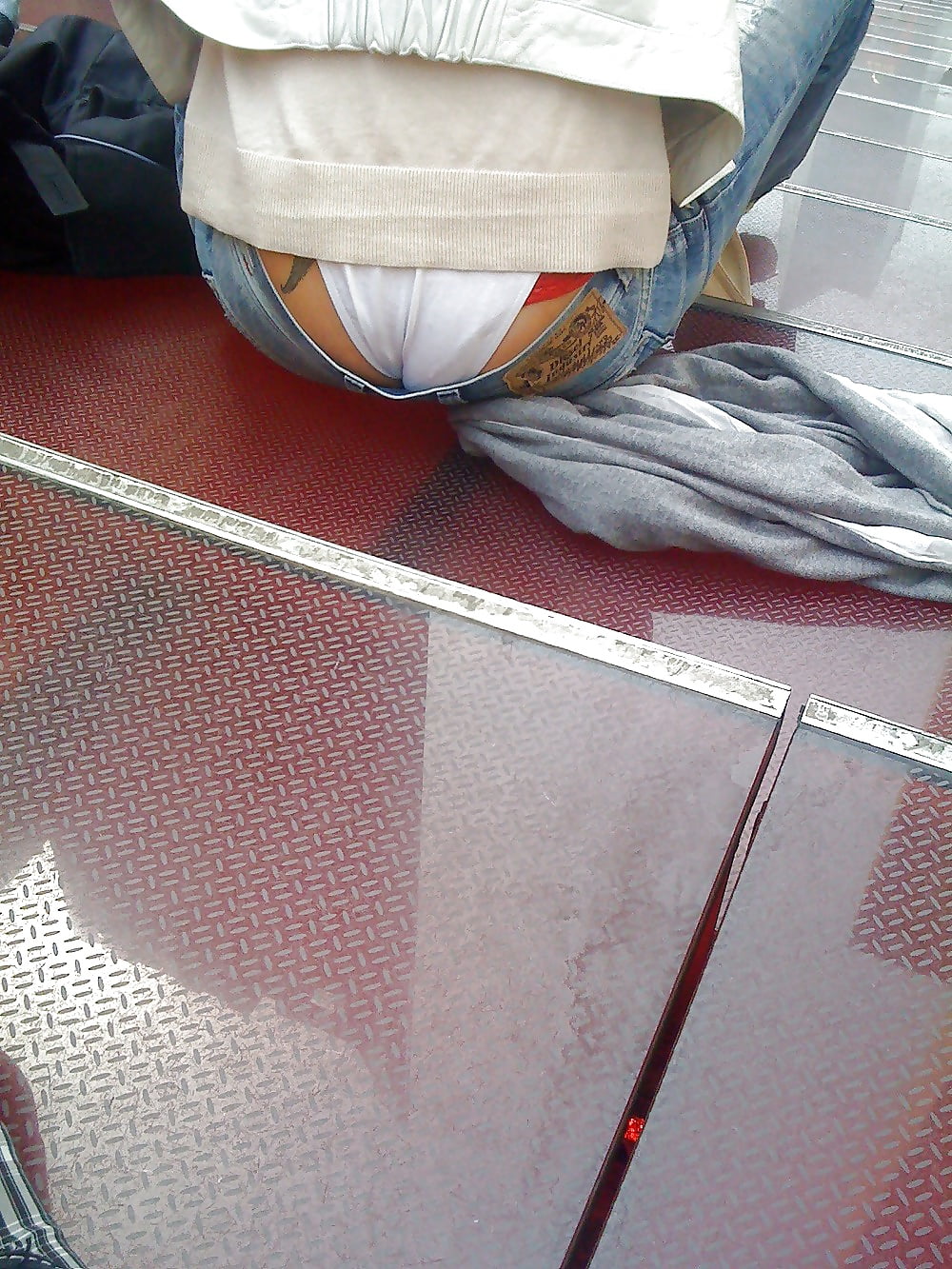 Candid young slut : thong V adult photos