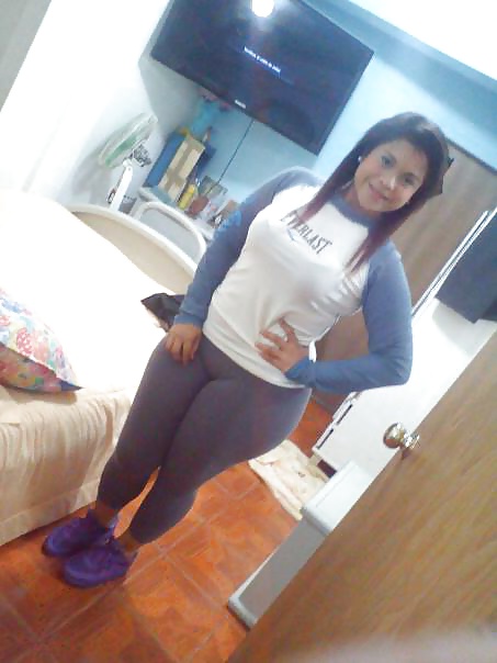 Mi prima tiene un culo enorme. adult photos