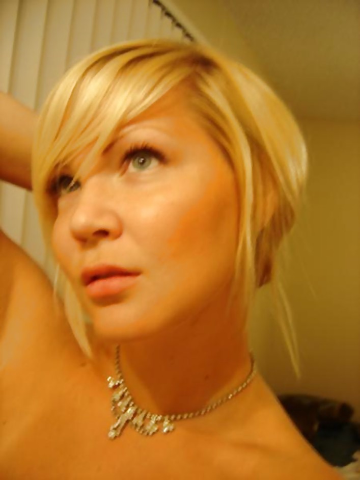 Pretty Amateur Blonde 16 adult photos
