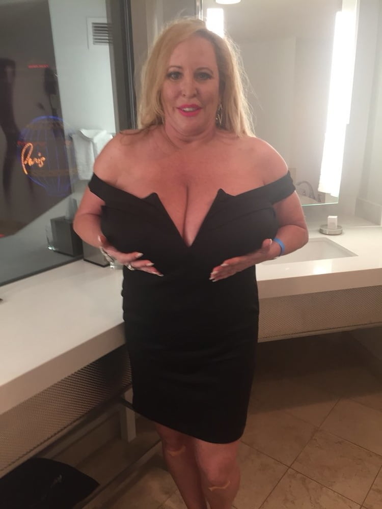 Huge Tit Gilf Loves To Flash Her Giant Juggs Adult Photos