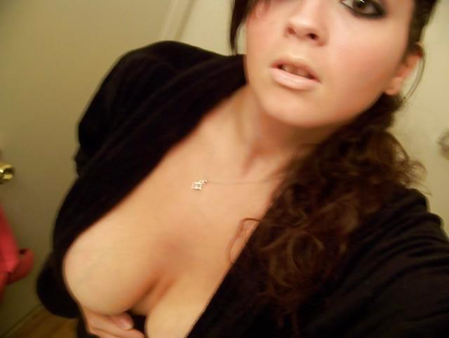 BIG BUSTY HOTTIE adult photos