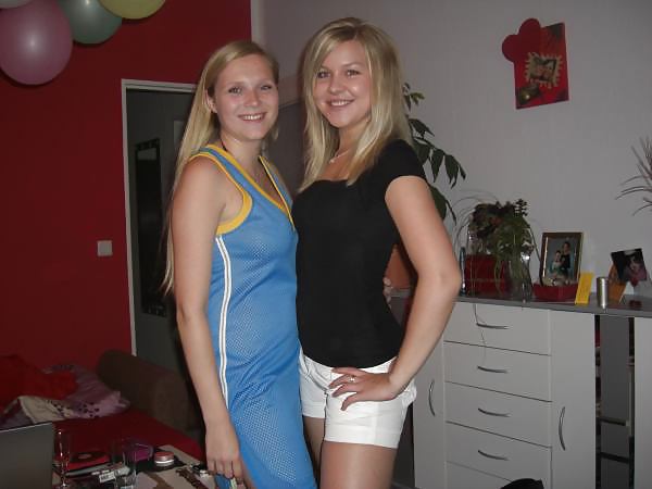 Welche ist geiler (Which one is hotter) 2 ? adult photos