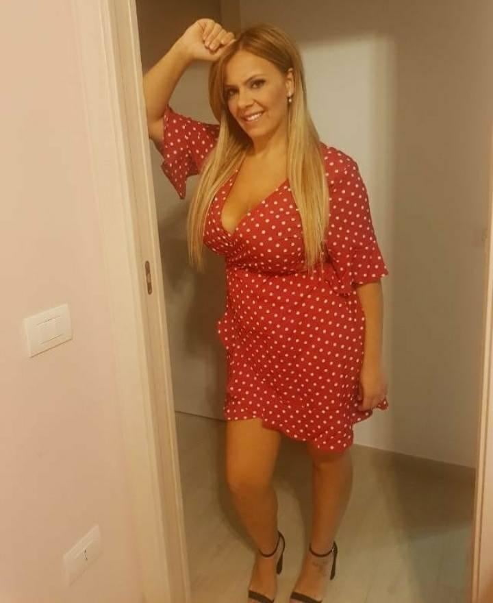 Blonde with big tits - 5 Photos 
