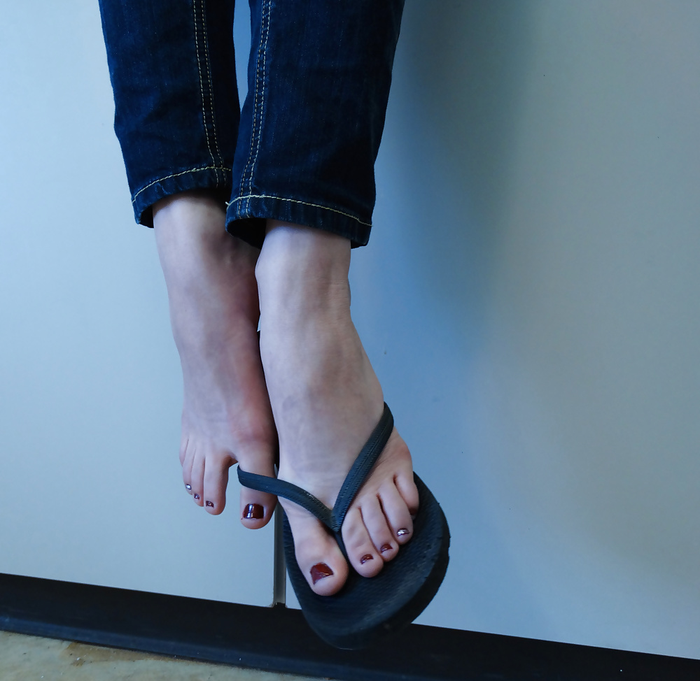 LONG SEXY FEET AND TOES adult photos