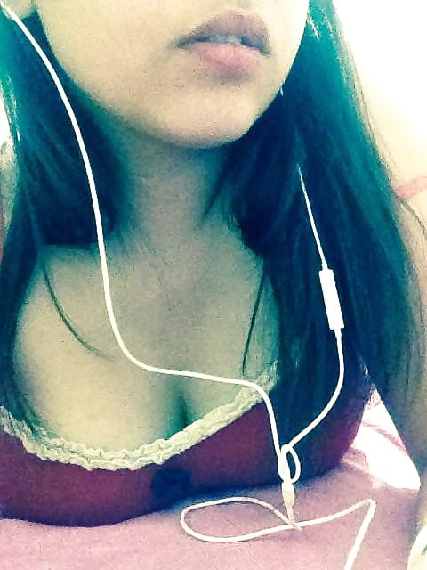 Turkish Sexy Teen Sanem Flash Body adult photos