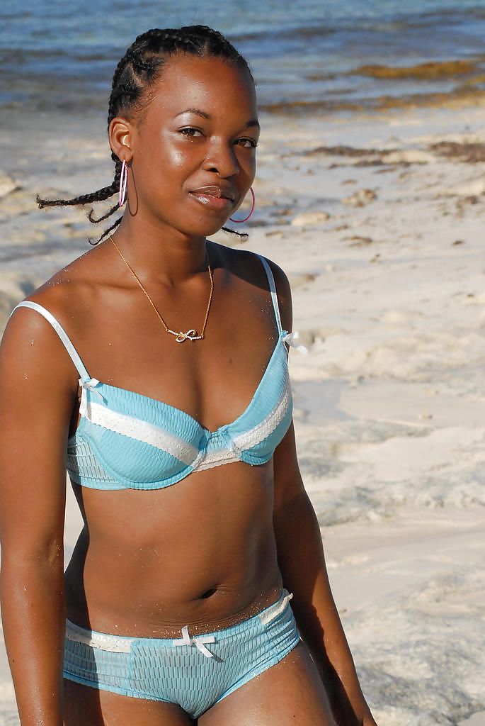 NICE BLACK TEEN ON THE BEACH adult photos