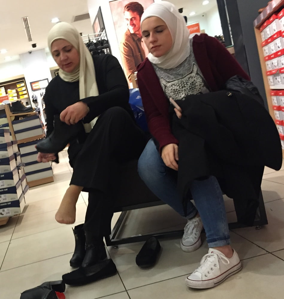 Old Hijab Bitches with Nylon Feet - 14 Photos 