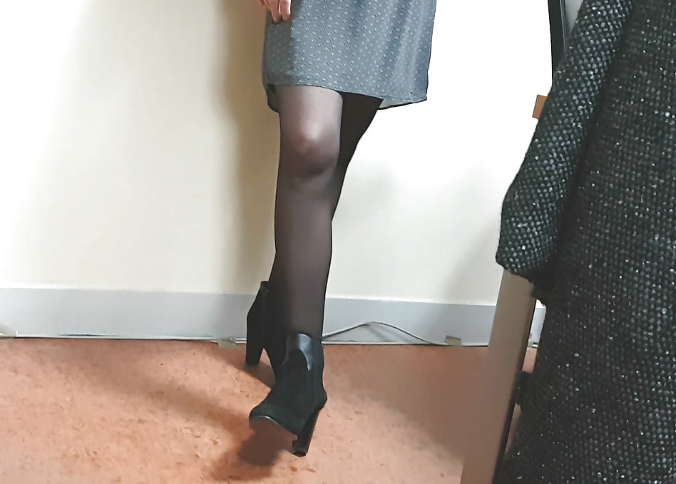 Candid legs and feet adult photos