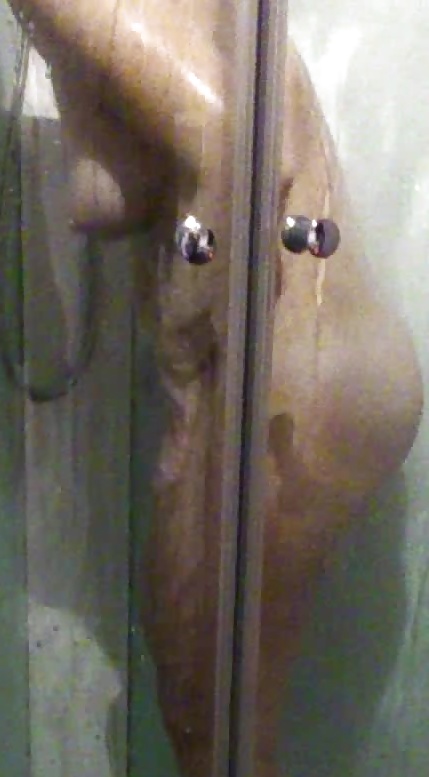 Ma femme nue - A la douche 3 adult photos