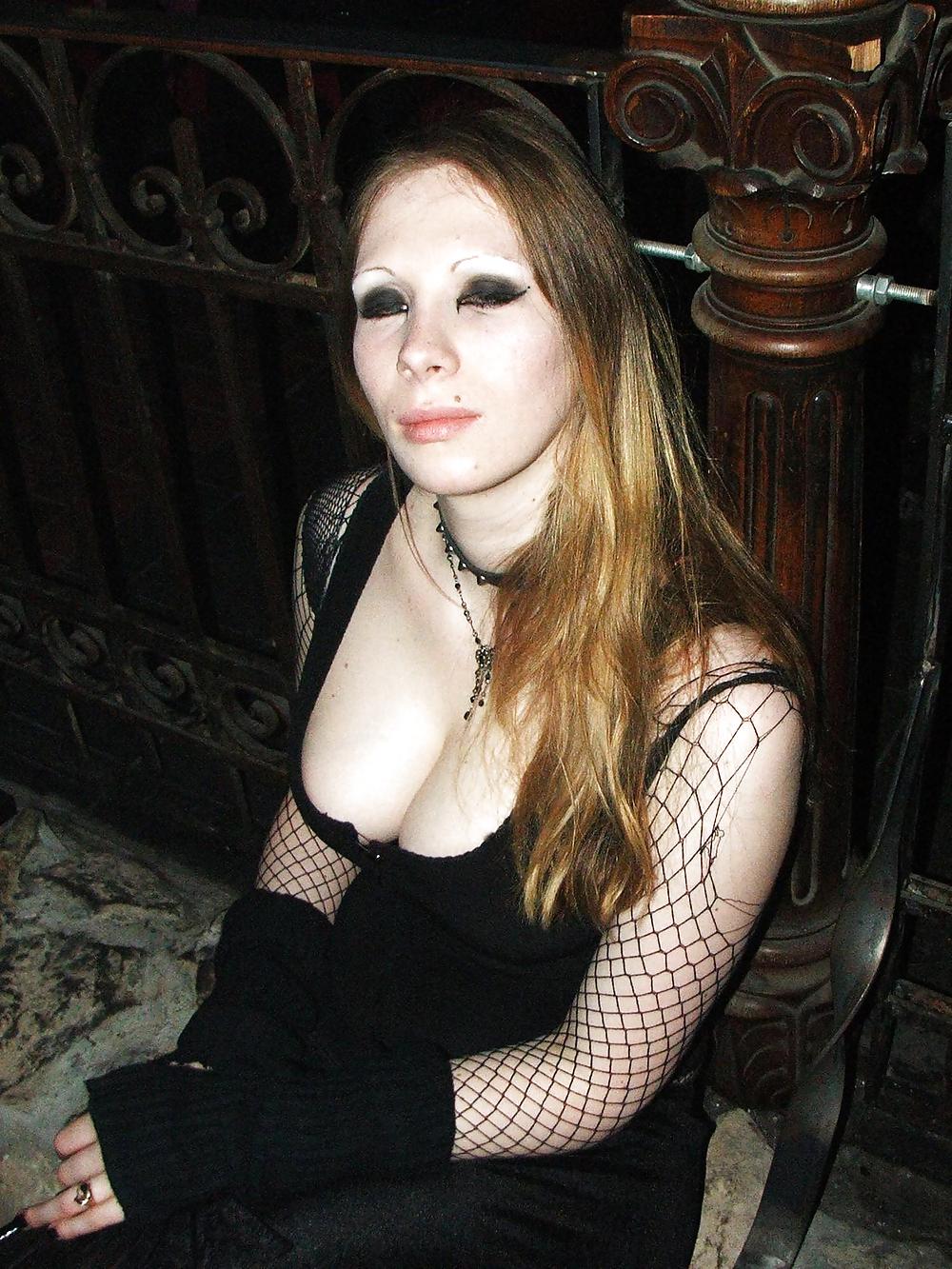 SEXY AND HORNY GOTHIC GIRL adult photos