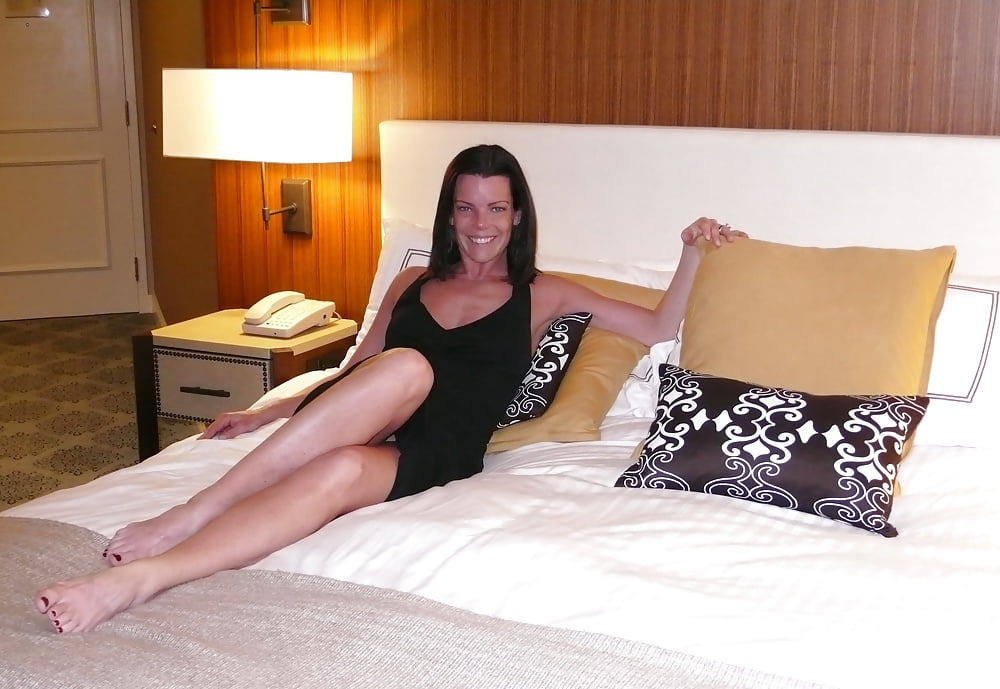 Laura  Amateur Slut adult photos
