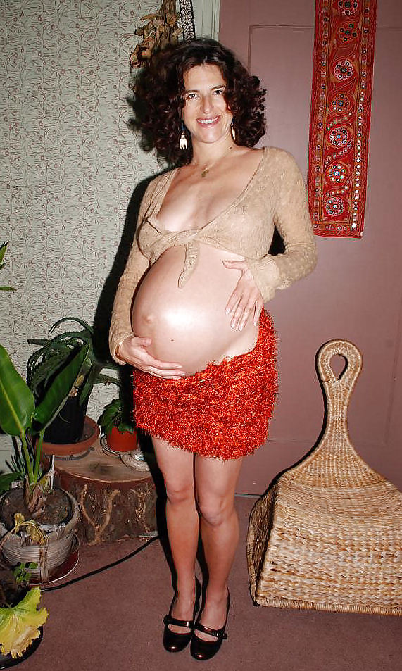 HOME MADE CUTE MATURE PREGNANT WITH HAIRY PUSSY adult photos