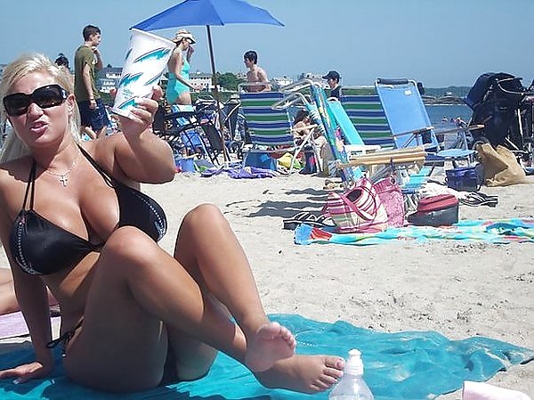 BUSTY CANDIDS adult photos