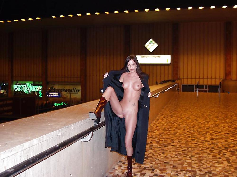 FLASHING IN PUBLIC - TERESA adult photos