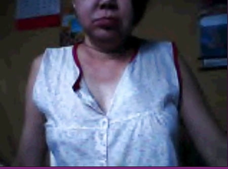 Filipina woman show boobs on cam